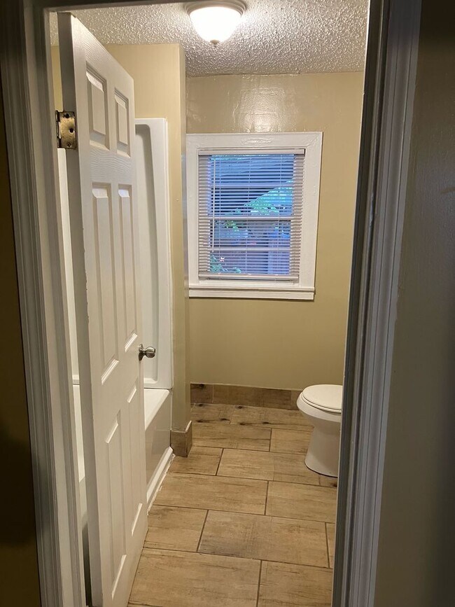 Building Photo - 3 bed 1 bath single family home