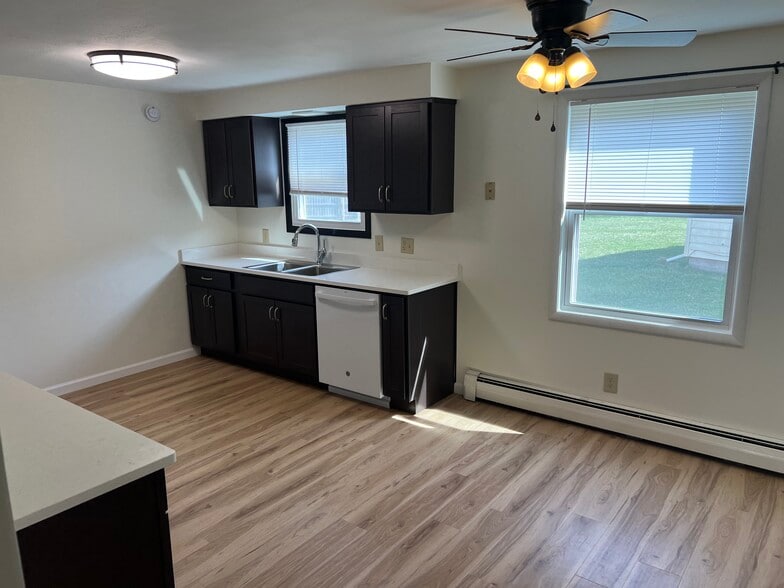 Sink & Eat In Side of kitchen - 42946 Emerald Dr