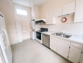 Building Photo - Gorgeous unit between Prytania and Magazine!