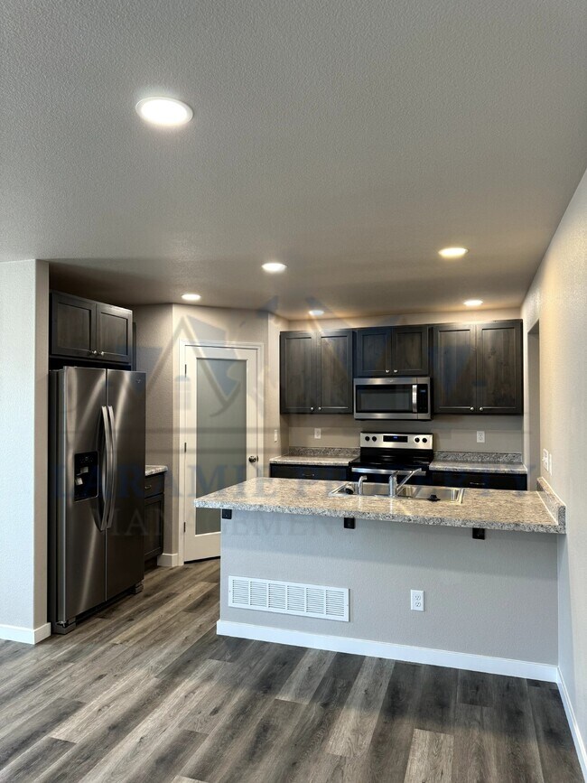 Building Photo - 4-Bedroom, 4.5 bath Condo - $1,000 off Sep...
