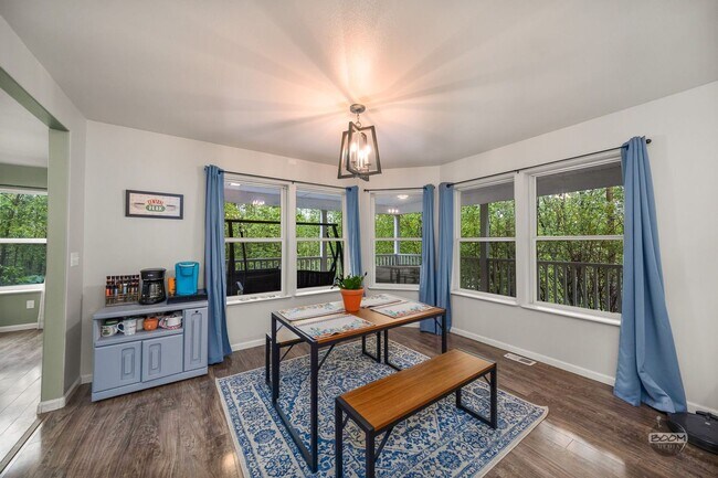 Building Photo - Charming Palmer Home!