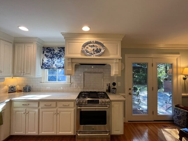Building Photo - Incredible 5BD, 4.5BA House in Downtown Ra...