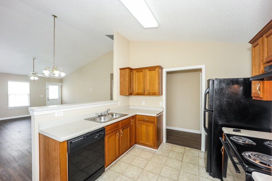 Building Photo - 2167 Red Oak Cir