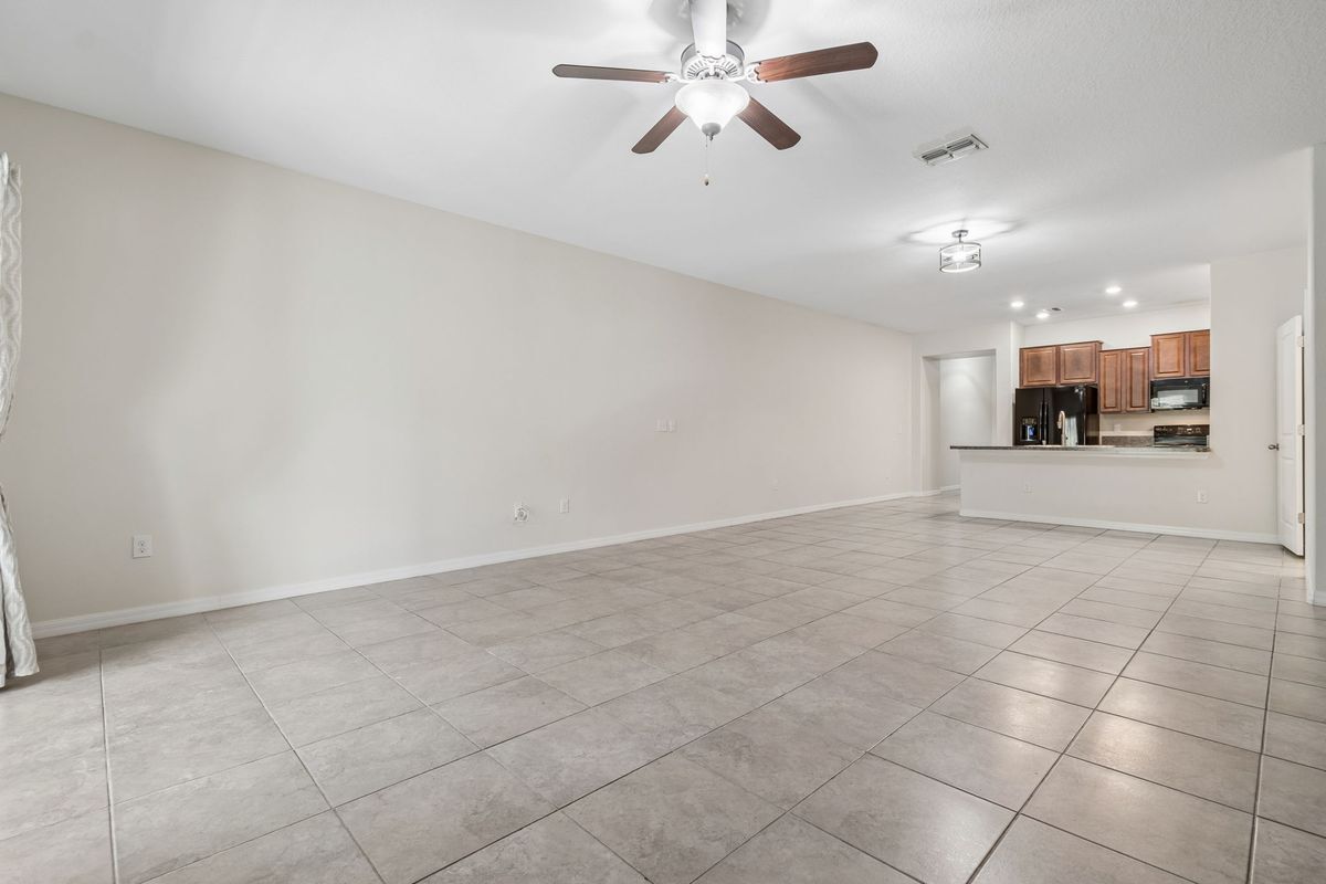 Building Photo - 10687 Lake Montauk Dr