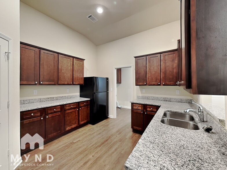 Building Photo - 803 Golden Bell Wy