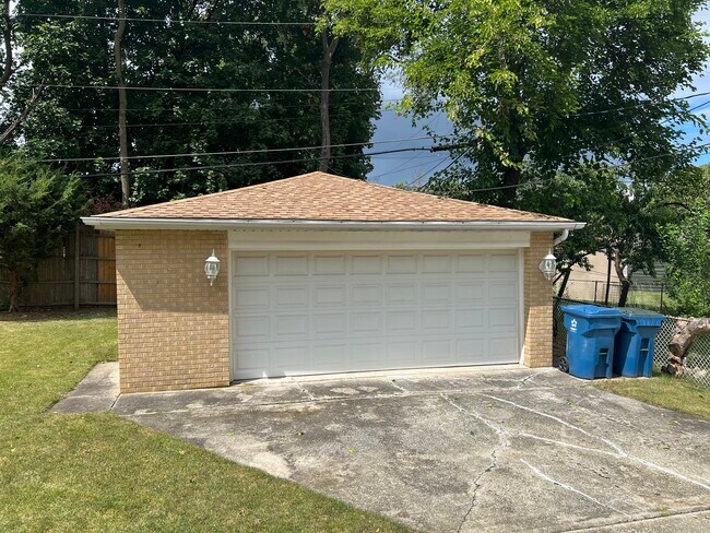 Garage - 714 Craig Pl