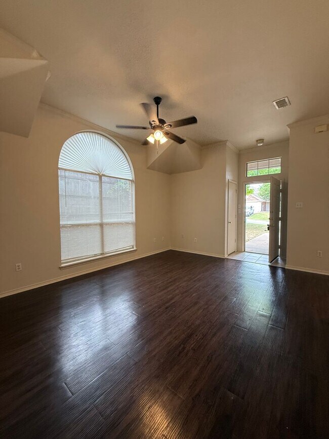 Building Photo - 3/2/2 Duplex with Fenced Back Yard