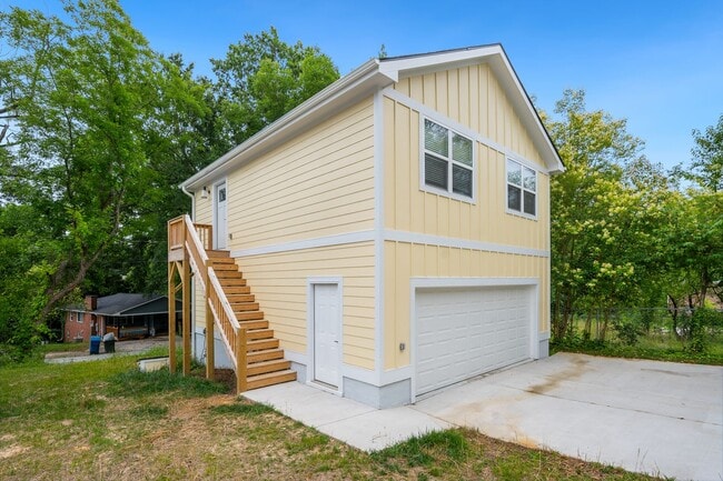 Building Photo - Applications Pending: FIRST MONTH FREE! Beautiful 3bd/2.5ba Two-Story Home Built in 2021 Just 2 M...