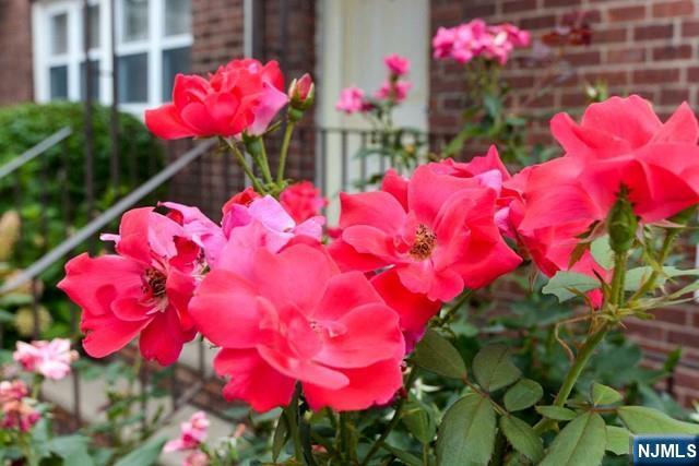 Building Photo - 395 S Park St