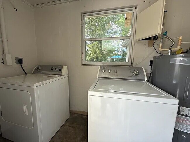 Building Photo - Prime Tampa Location | Charming 3BR Near Downtown & Airport