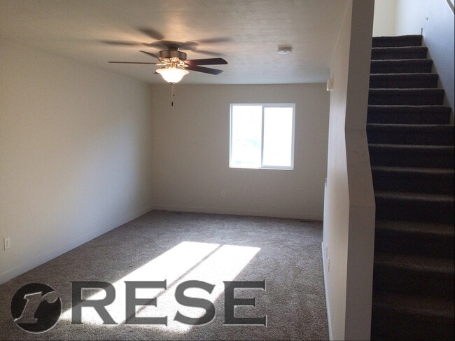 Building Photo - 3 Story Vineyard Townhome w 1 car attached...