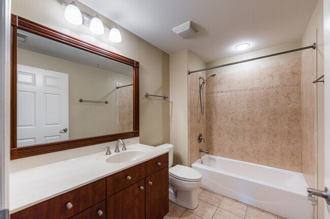 Building Photo - 125 Lakeview Dr