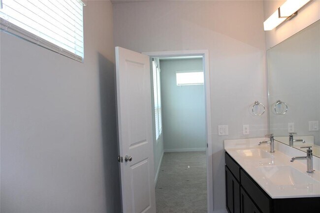 Building Photo - 15008 Casbah Dr