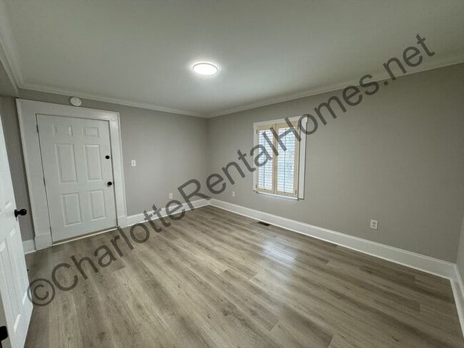 Building Photo - Renovated in city home!