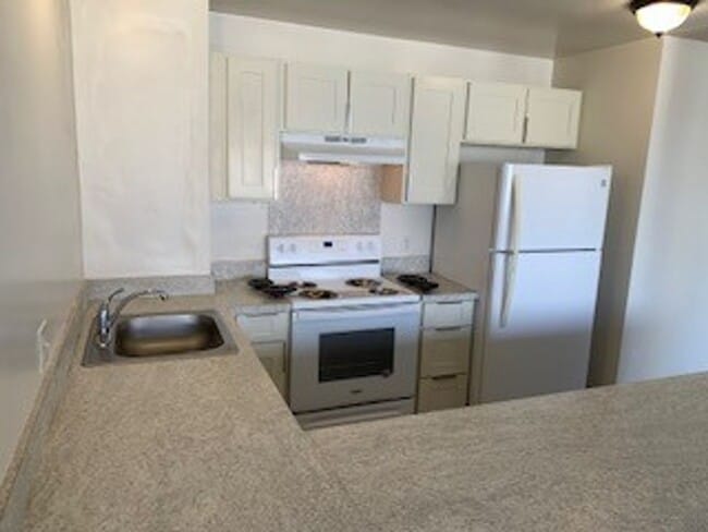 Building Photo - Kukui Plaza - 2 bedroom, 1 bath condo with 1 parking