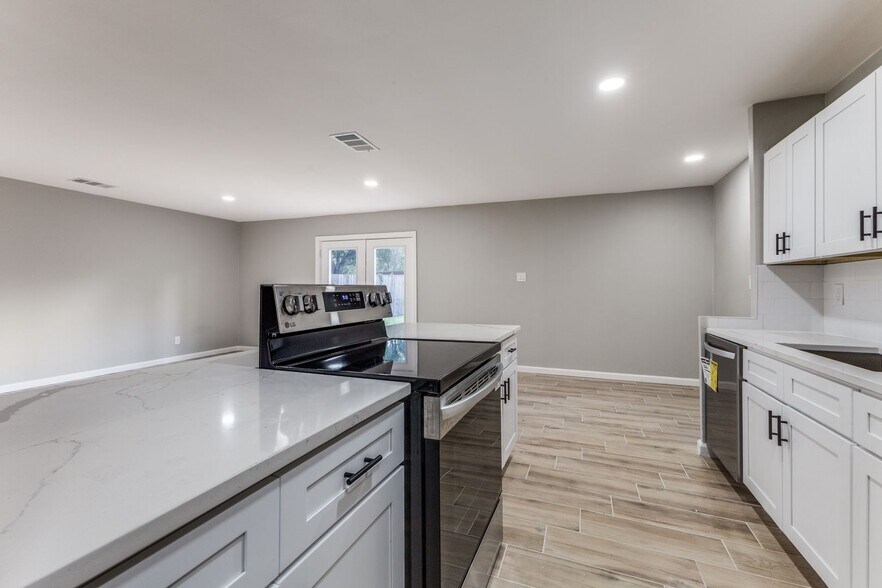 Building Photo - 5710 Ridgecove Dr