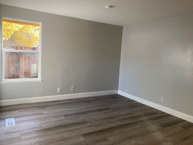 Building Photo - Cute 3 Bedroom Townhome close to UNR