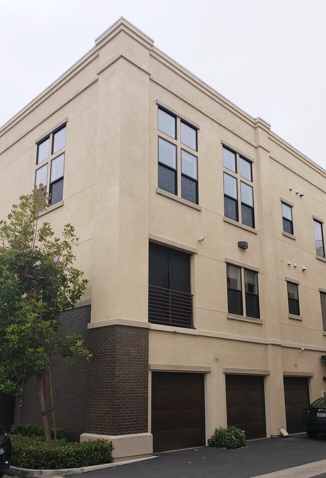 Building Photo - Santa Ana Loft