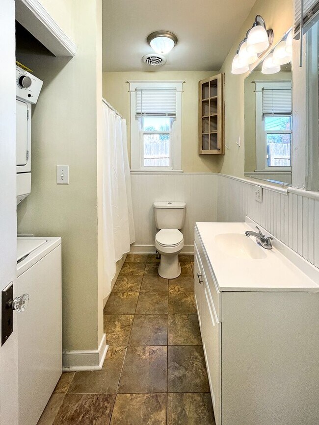 Building Photo - Charming 3BD/1BA Home In Unbeatable Location