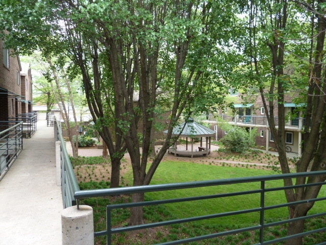 Building Photo - Sleek, Stylish 2br 2ba upper level condo in Chancellor Square, walking distance to Campus, downtown!