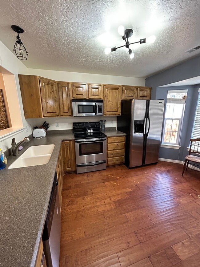 Building Photo - 3 Bedroom 2 Bathroom Townhouse in Midway U...