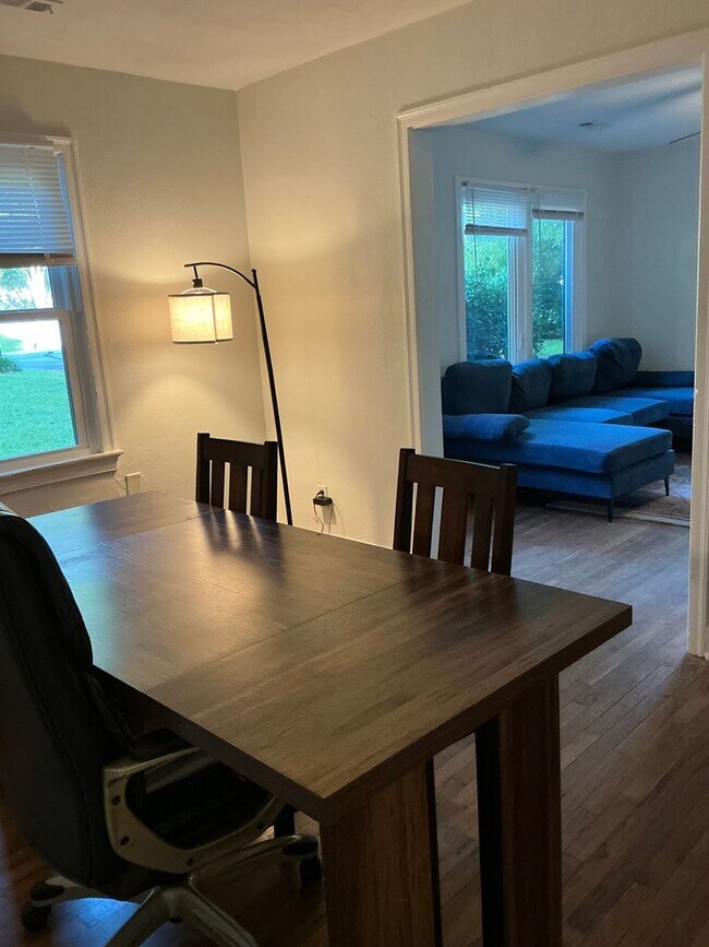 Building Photo - 2 Bedroom / One bathroom house!