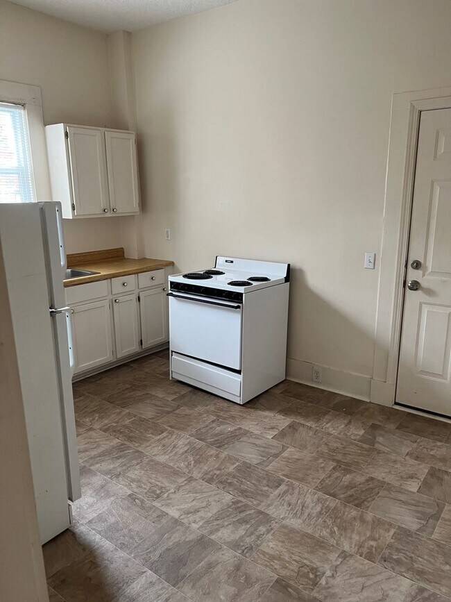 Building Photo - Nice 1 Bed 1 Bath Unit! Available Fall 2026!