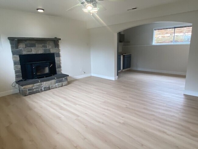 Building Photo - $3950 2520 SqFt, SFH/4BDR,2BA,office/Garag...
