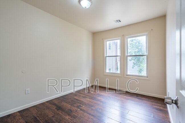 Building Photo - 467 Hawthorne Ave