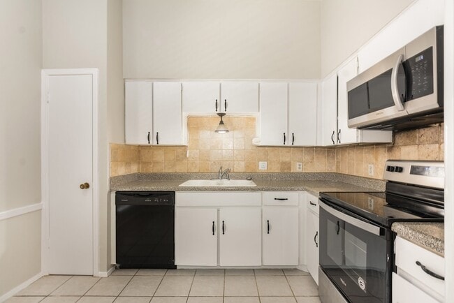 Building Photo - 10438 High Hollows Dr