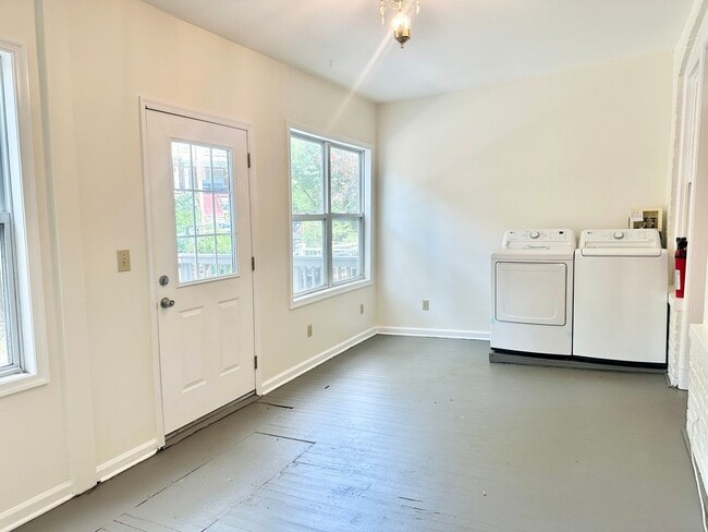Building Photo - 4 Bed + 2 Bath - Pets Welcome! Parking!