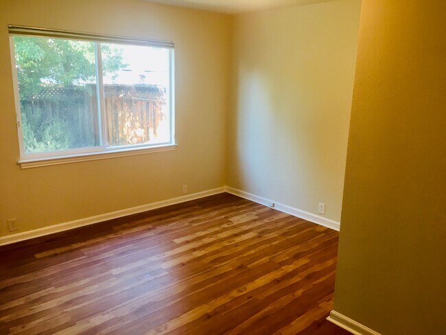 Building Photo - Spacious 3 Bed 1.5 Bath House Close to Val...
