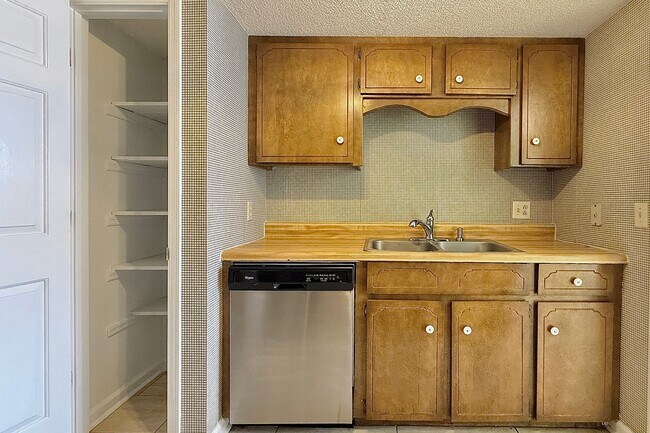 Building Photo - $500 RENT CREDIT | AVAILABLE NOW! (Pets Considered)