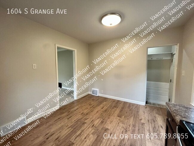 Building Photo - 1604 S Grange Ave