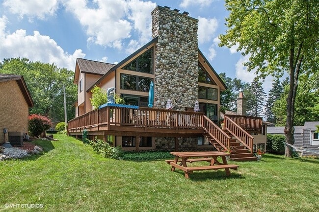 Building Photo - 4106 W Lake Shore Dr
