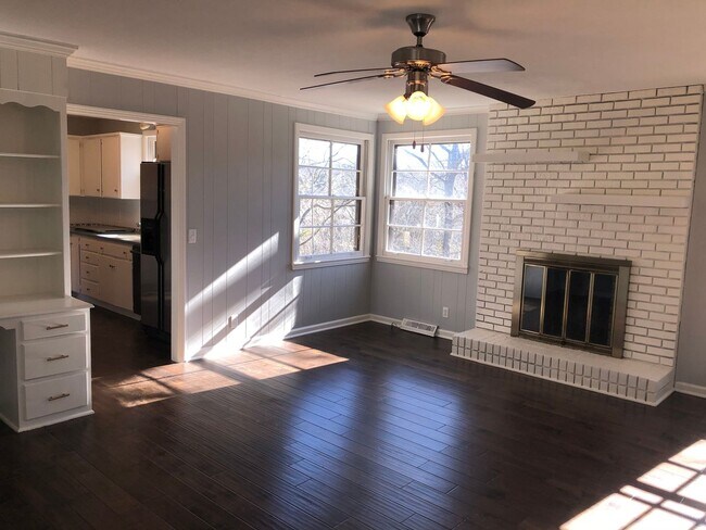 Building Photo - Charming single-level ranch home offers 4 bedrooms and 2 bathrooms in Brentwood