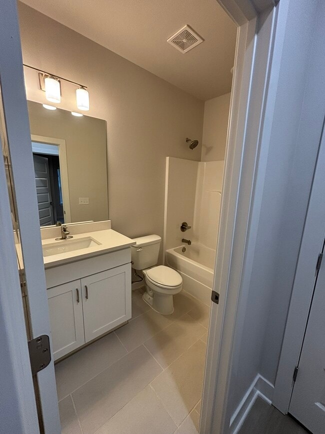 Building Photo - 3812 SW Pinecrest Dr