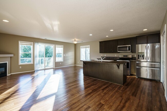 Building Photo - 3 Bedroom 2.5 Bath Duplex -Quick Easy Acce...