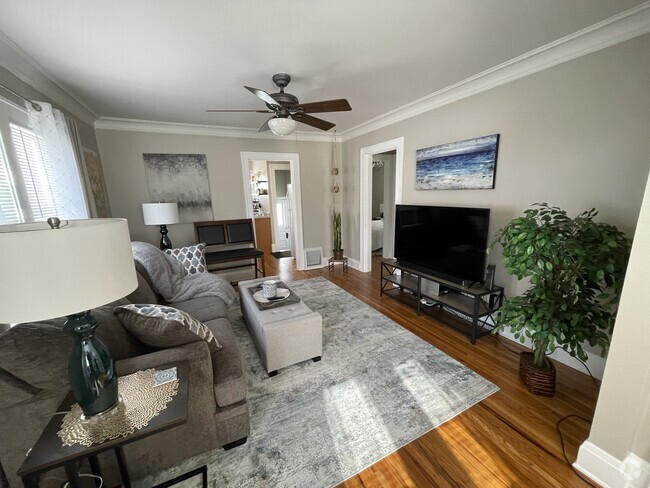 Looking back through living room into kitchen - 514 Center St