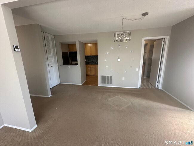 Building Photo - 7 Redwood Ln