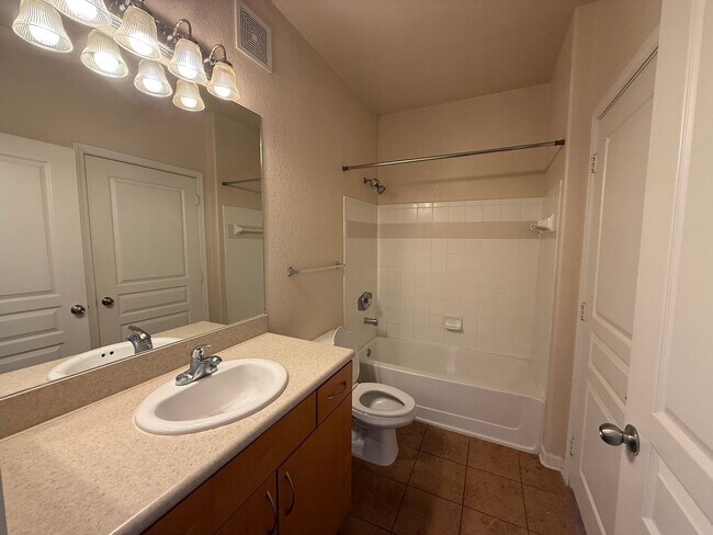 Building Photo - Bright & Comfortable 1-Bedroom Apartment in Gated Community