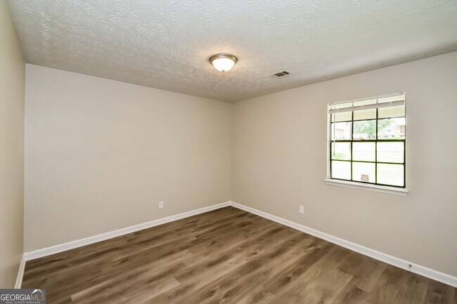 Building Photo - 263 Independence Dr