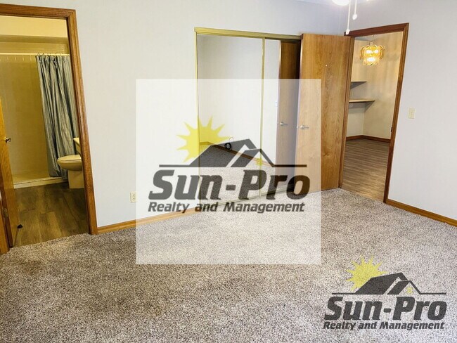 Building Photo - 1113 Oak Forest Cir