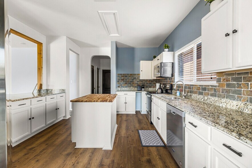 Building Photo - 311 Evening Grosbeak Dr