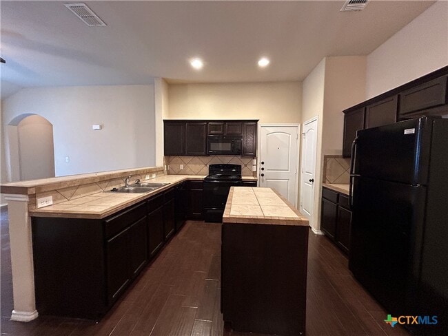 Building Photo - 697 Creekside Cir