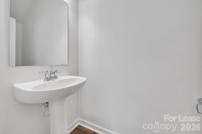 Building Photo - 1940 Highland Park Dr