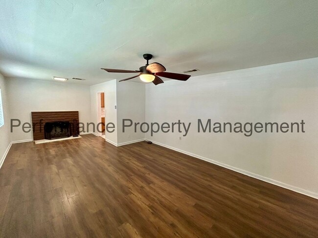 Building Photo - Cute 3 Bed/1 Bath SW Bakersfield Home w RB...