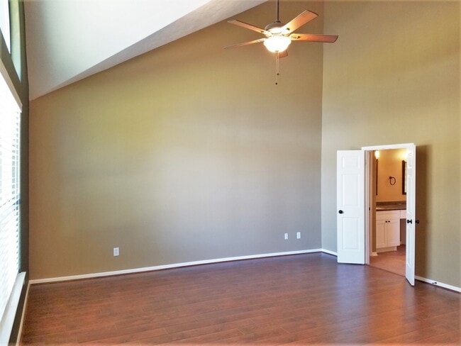 Building Photo - 2103 Blue Water Bay Dr