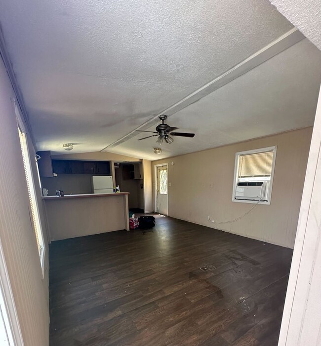 Building Photo - Rent this 2 Bedroom in Windsor!