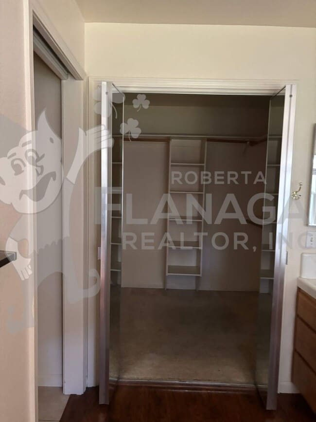 Building Photo - Large 4 Bedroom/ 2  Bathroom home